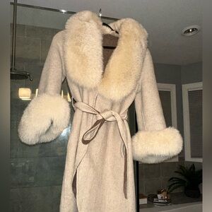Real fox coat from Europe. The material of the coat is alpaca.size xs